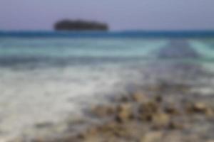 suddig bakgrund, se tropisk strand med Sol ljus Vinka abstrakt bakgrund. resa begrepp. foto