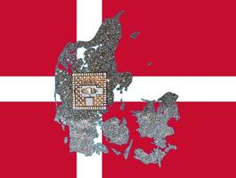 översikt Karta av Danmark med de bild av de nationell flagga. manhål omslag av de gas rörledning systemet inuti de Karta. collage. energi kris. foto