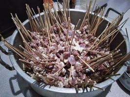 fårkött satay i en pott den där är redo till vara grillad på träkol och given ljuv soja sås.. mycket utsökt foto