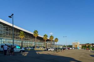 sochi, Ryssland - 28 juli 2022 stadslandskap med adler järnvägsstation foto