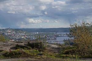 landskap med en se av murmansk från de fjäll, ryssland foto