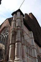 Foto från en lägre vinkel tagen på st pietro katedral i bologna