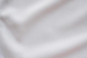 vitt tyg sportkläder fotbollströja med air mesh textur bakgrund foto