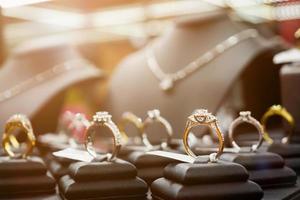 smycken diamantringar och halsband visas i lyxbutikens fönster foto