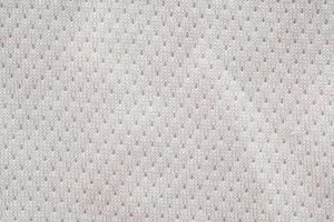 vitt tyg sportkläder fotbollströja med air mesh textur bakgrund foto