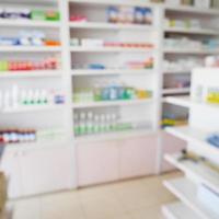 apotek Lagra med fläck mediciner anordnad på hyllor foto