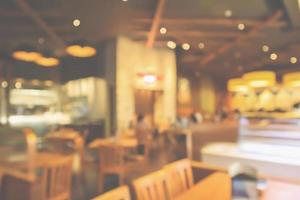 restaurang interiör med kund och trä bord oskärpa abstrakt bakgrund med bokeh ljus foto