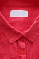 vit tom Kläder märka märka på röd Linné skjorta tyg textur bakgrund foto