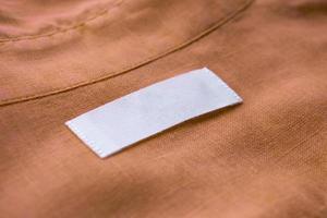 vit tom Kläder märka märka på brun Linné skjorta tyg textur bakgrund foto