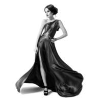 modekvinna i fladdrande klänning. svartvit bild. foto
