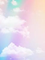 skönhet ljuv vertikal pastell orange lila färgrik med fluffig moln på himmel. mång Färg regnbåge bild. abstrakt fantasi växande ljus foto