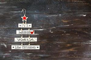 jul dekorativ trä- krans med text foto