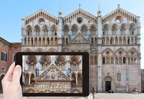 turist tar Foto av ferrara katedral