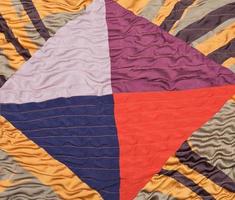 detalj av geometrisk prydnad av silke patchwork foto