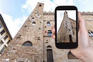 turist fotografier bargello palats i florens foto