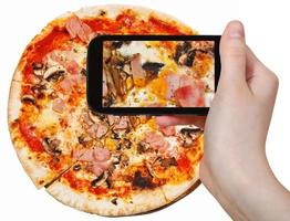 turist fotografier av pizza med skinka Cotto foto