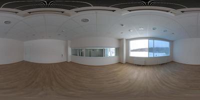 sömlös full sfärisk 360 grad panorama i likriktad utsprång av tömma små kontor rum i industriell byggnad foto
