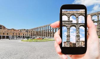 turist tar Foto gammal akvedukt av segovia