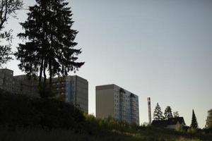 hus på kulle. bostads- byggnader i lantlig områden. lägenhet byggnad . ny hus utanför stad. foto