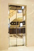Hotellmottagning återspeglas på hissdörren foto