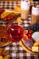 höst utomhus- picknick uppsättning eller middag för firande tacksägelse dag. Semester fest. festlig tabell. mellanmål, frukter, paj, grönsaker, vin glasögon. foto