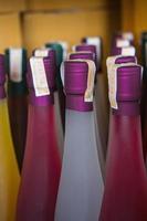 färgglada vinflaskor samling