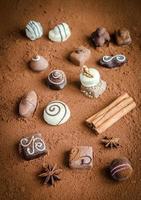 lyxiga chokladgodisar med kakaobakgrund foto