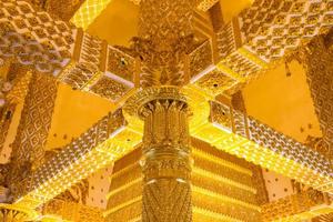 Thailändsk stilkonsttempel, Wat Phrathat Nong Bua, Thailand foto