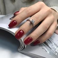 eleganta trendig röd kvinna manikyr.händer av en kvinna med röd manikyr på naglar foto