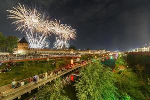 sommar natt fyrverkeri ovan de kreml på slutet av dag av de stad i tula, ryssland foto