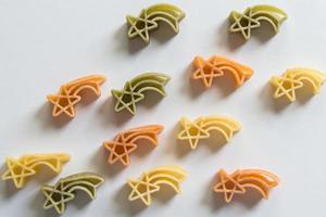 mönster med pasta gul, grön och orange jul stjärnor foto