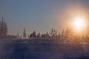 drömmande vinter- dimma mörk bakgrund foto
