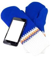 blå och vit stickad vantar med mobiltelefon isolerat på vit bakgrund foto