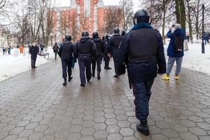 tula, ryssland januari 23, 2021 offentlig massa möte i Stöd av alexei navalny, grupp av polis kommenderar gående till gripa demonstranter. foto