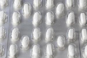 vit tabletter i blåsa närbild med selektiv fokus foto