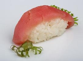 tonfisk sushi på vit bakgrund foto
