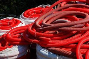 röd korrugerad PVC rör för kabel- lägga på de konstruktion webbplats foto