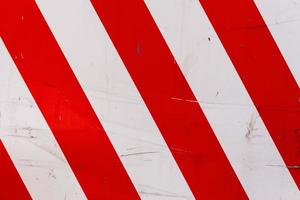 röd och vit diagonal stipes på platt stål ark - varning väg tecken foto