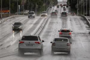 tula, ryssland juli 6, 2019 bilar på sommar kuperad väg rör på sig efter regn. foto
