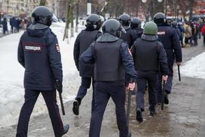 tula, ryssland januari 23, 2021 offentlig massa möte i Stöd av alexei navalny, grupp av polis kommenderar gående till gripa demonstranter. foto