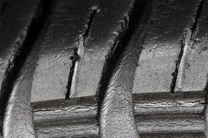 gammal bärs svart däck med många stor sprickor i de bil hjul. foto