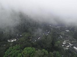 antenn se dal i tropisk skog i Indonesien. foto