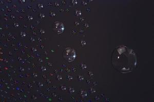 många små vatten droppar på de yta av mobiltelefon hydrofobisk överdragen glas skärm foto