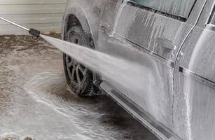 en närbild se av bearbeta av inomhus- våt bil tvättning foto