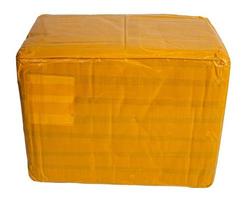 kartong paket låda hela insvept med gul klibbig tejp isolerat på vit bakgrund foto