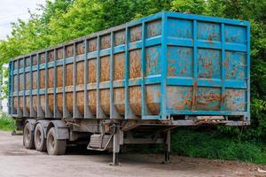 friliggande rostig trailer för skrot metall, förstärkt foto