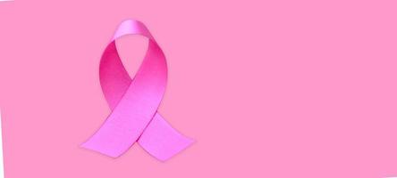 isolerat rosa band, symbol av kvinna bröst cancer medvetenhet kampanj i oktober, med klippning stigar. foto