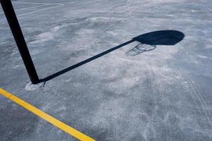 basketboll ring silhuett på de domstol, sporter Utrustning foto