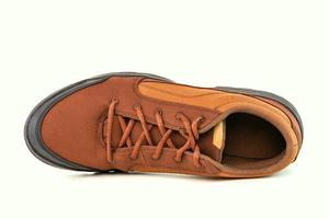 rätt billig orange tyg vandring eller jakt sko isolerat på vit bakgrund, se från topp foto