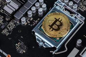 bitcoin shiner på cpu uttag av modern moderkort med selektiv fokus och fläck foto